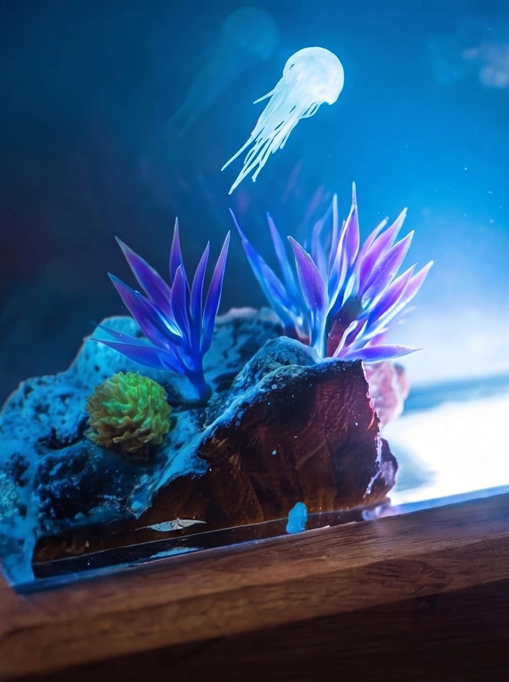 Lampada decorativa da tavolo a tema oceano spenta, che evidenzia la base in legno massello e i bordi frastagliati della resina che simulano le onde del mare.